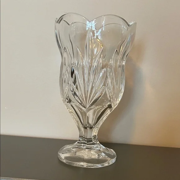 Elegant Clear Glass Vase - Picture 1 of 1